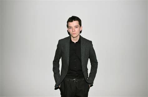 Asa Butterfield Height Weight Body Measurements。